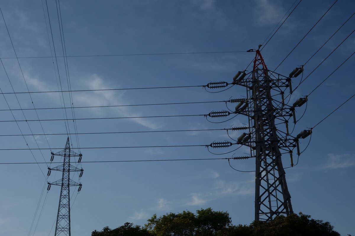 土曜日の鉄塔 66kV4回線も基本的に上越しで、ちょっとヒエラルキー高め