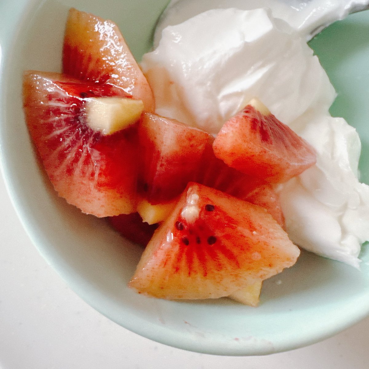 赤いキウイ🥝なるものを初めて見たから一先ず実食😋グリーンキウイより甘みが強くて美味しい♥️