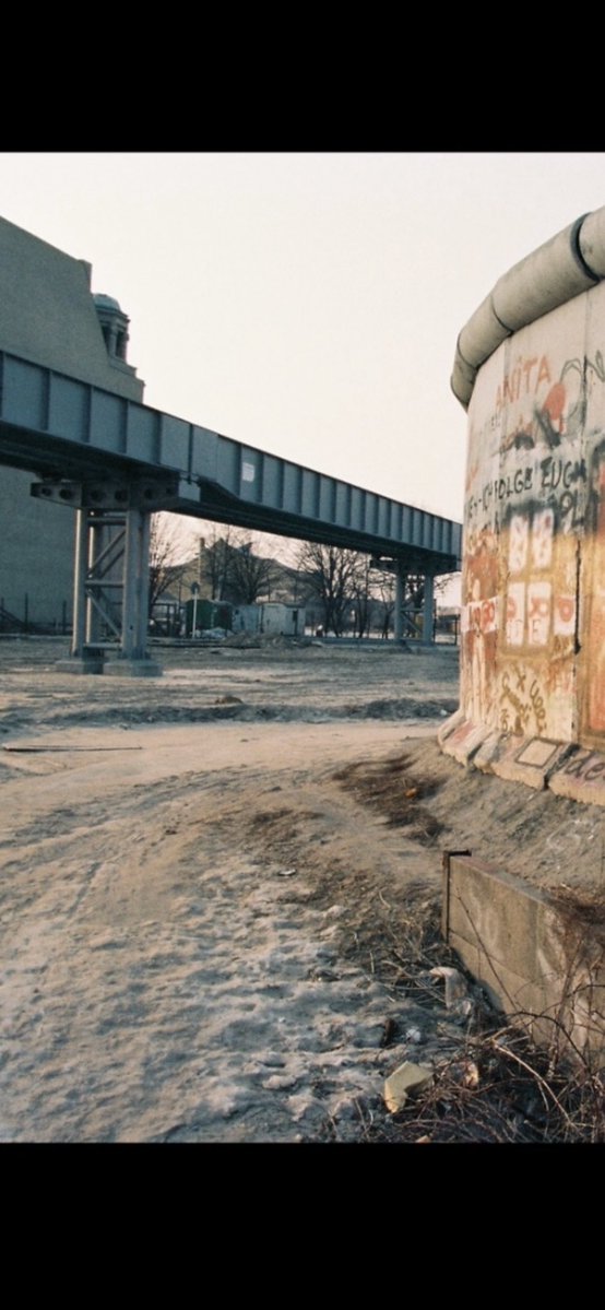 irieiakiraa2's tweet image. 1987年の西ベルリン・ポツダマープラッツ。完成したてのMバーンの高架の向こうに、フィルハーモニーが見えました。「ベルリン天使の詩」は、この丁度反対側から撮っています。#Berlin #西ベルリン #WimWenders