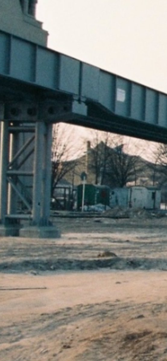 irieiakiraa2's tweet image. 1987年の西ベルリン・ポツダマープラッツ。完成したてのMバーンの高架の向こうに、フィルハーモニーが見えました。「ベルリン天使の詩」は、この丁度反対側から撮っています。#Berlin #西ベルリン #WimWenders