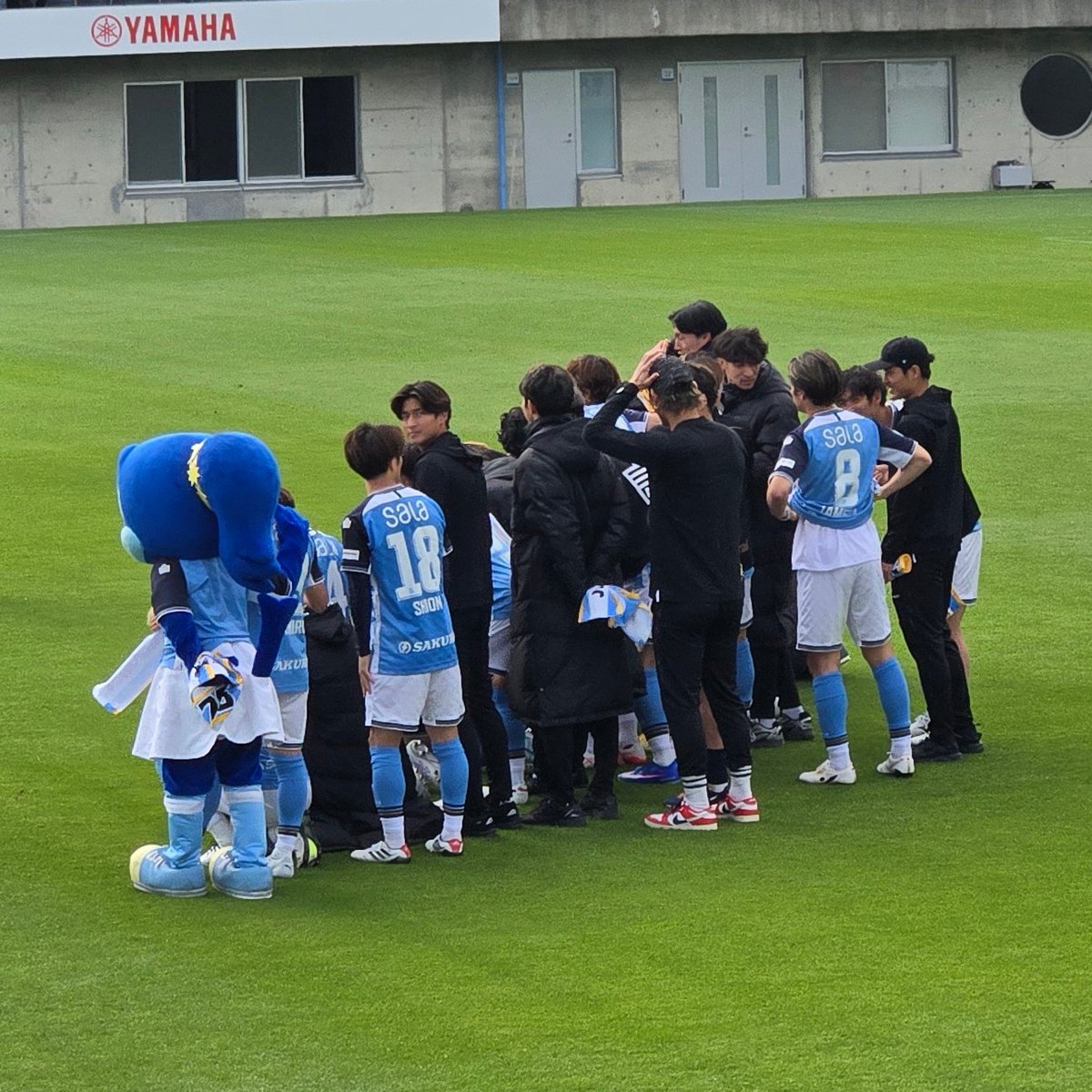 834_kurumama's tweet image. 勝利後の記念撮影📸
笑顔いっぱいの選手たち
…の後ろ姿
#jubilo 
#磐田岐阜