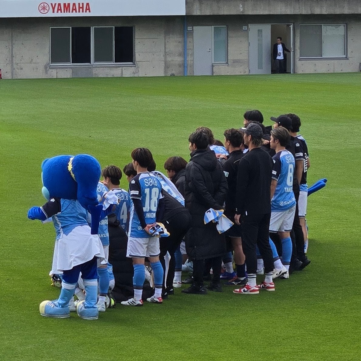 834_kurumama's tweet image. 勝利後の記念撮影📸
笑顔いっぱいの選手たち
…の後ろ姿
#jubilo 
#磐田岐阜