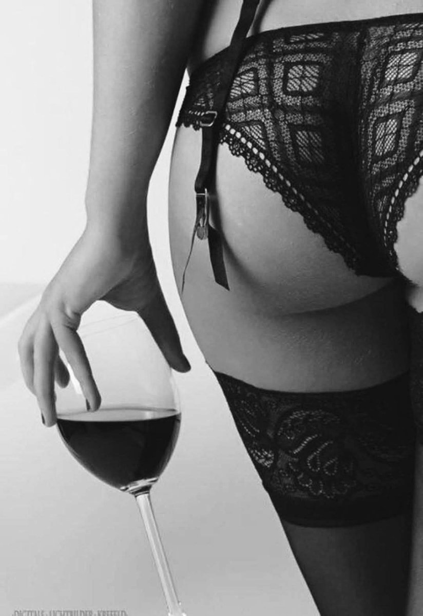 Hay sentimientos inevitables
sensaciones maravillosas
conexiones de otro mundo
y cuerpos que se llaman
#feliznochedesábado ☆🍷