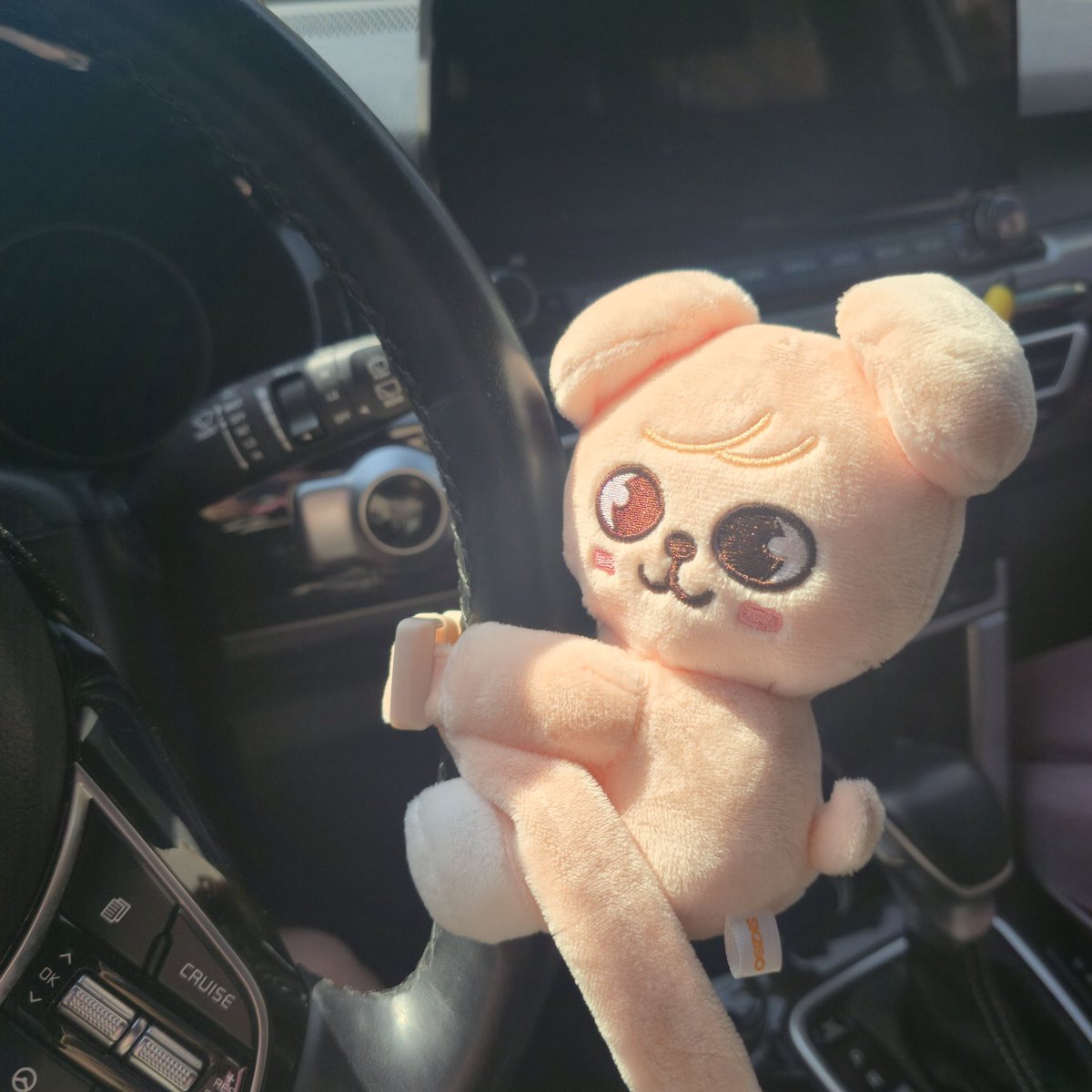 운전대에도 달아보기ㅋㅋㅋㅋㅋㅋ
운전대도 쫌 얇다....ㅎ