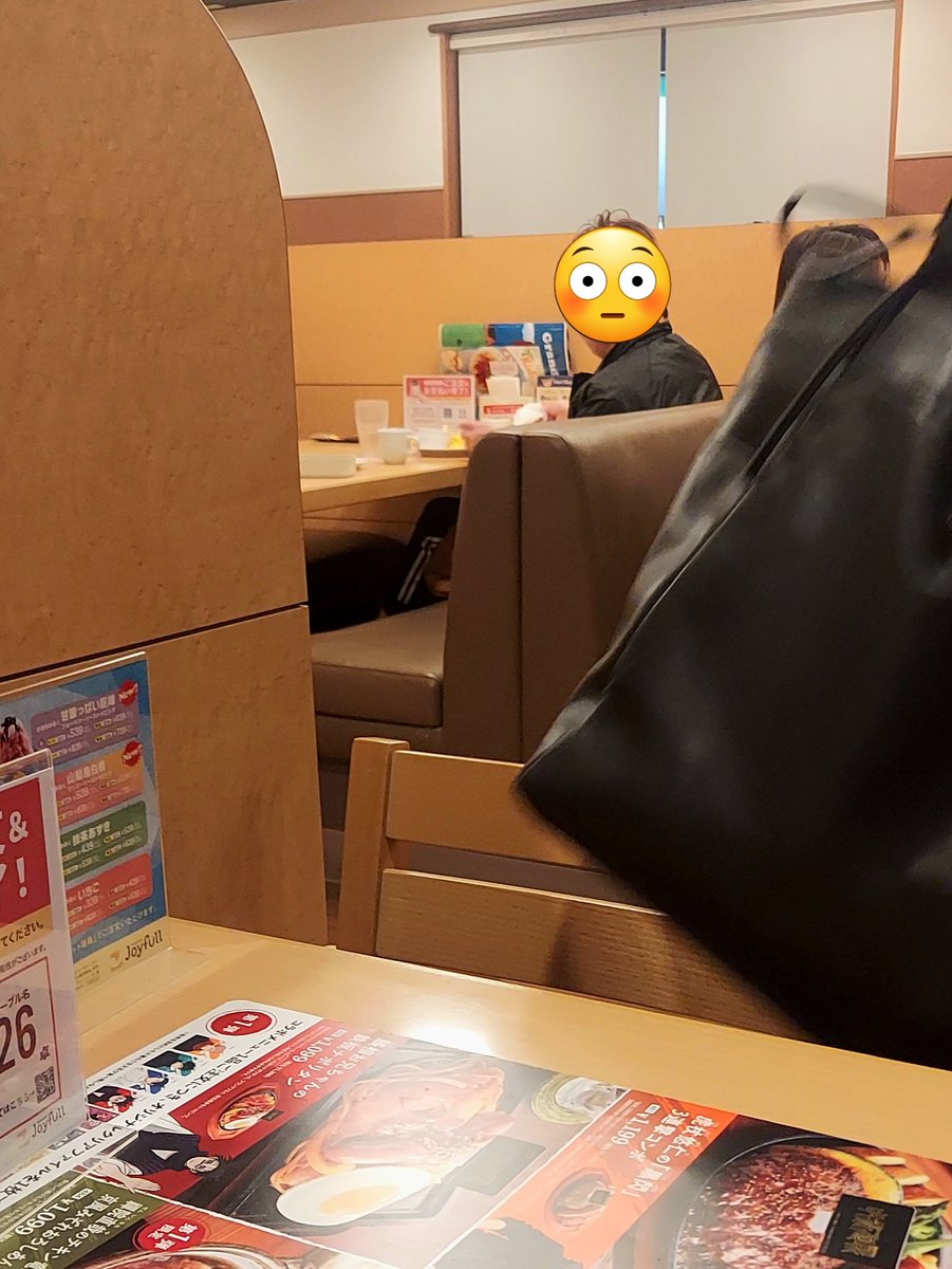 OaO3n's tweet photo. 某有名飲食チェーン店
夕方の込み合う時間帯
店員に案内もされていないのに１人で来て６人掛の席に何の迷いもなく座るオバサン、なんとも思わないの？
まぁ思えばそんな事しないか…
店員さん
え？そこに案内されました？
と困惑された様子
オバサン
はい
と堂々とウソをつく https://t.co/p2tZQfOvI9