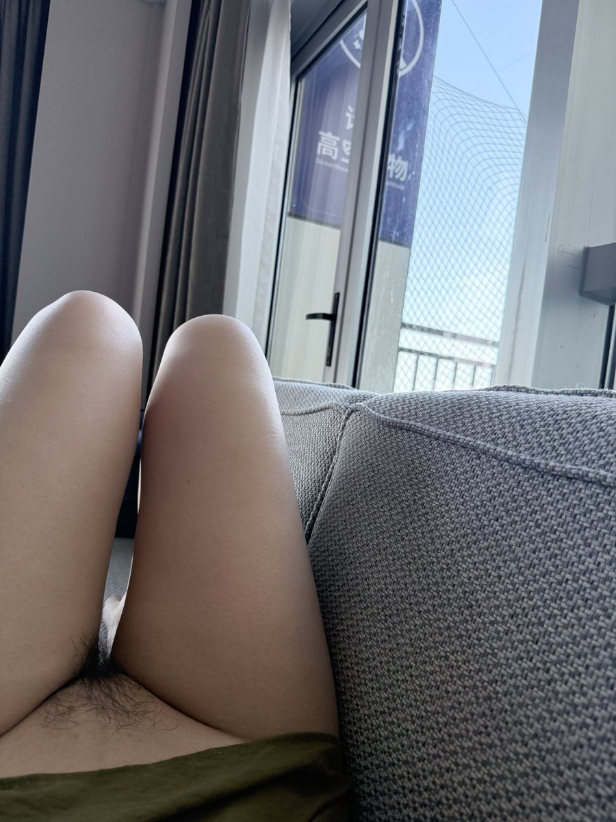 Alison___Ali's tweet photo. #母狗 正在这样一个环境下自慰，小花园里随时会有人来？可能会走到我旁边隔着玻璃看我光着下半身手指插在逼里… https://t.co/AHq3ZSoKwr