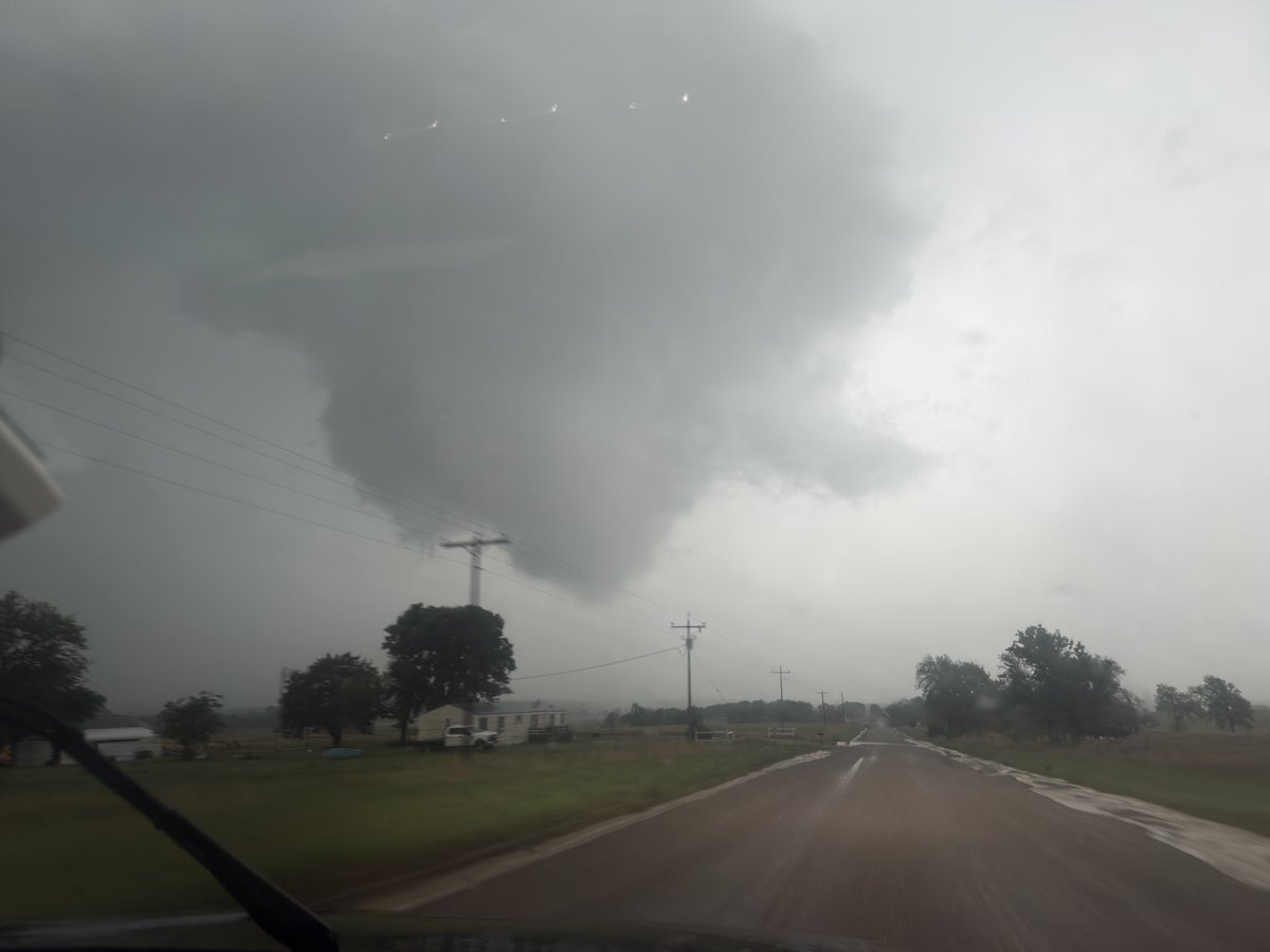 austinmorlock_'s tweet photo. Tornado NE of Wynnewood about 5 minutes ago, was briefly fully condensed w/ ground vorts. #okwx https://t.co/qgGaT7oaEA