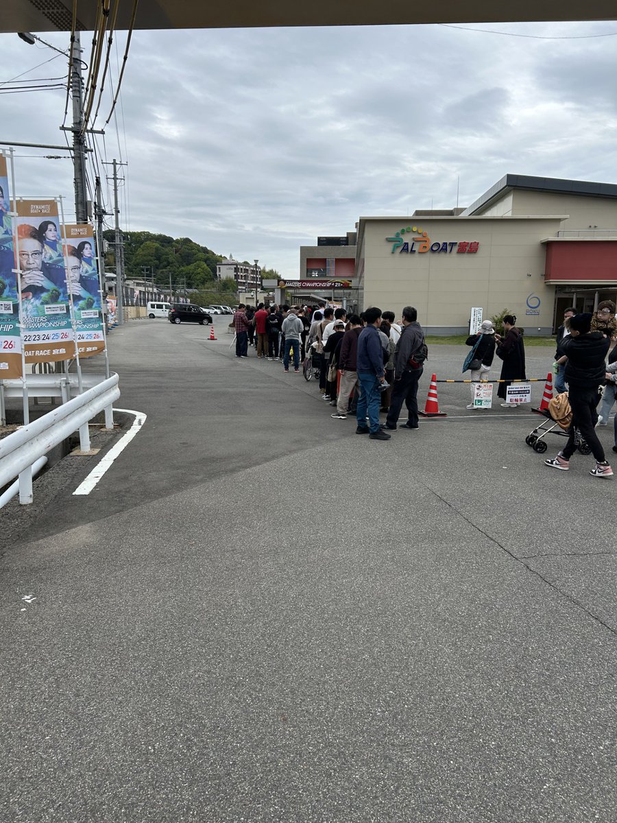 nikkan_boat's tweet image. 【宮島ボート・ＰＧⅠマスターズチャンピオン】最終日
ベテランたちの競演もファイナルを迎えます
スタンドへの入場口前には大行列ができていました
現在は曇りで風はほとんどないが、天気は下り坂で雨の予報です
＃ボートレース宮島　＃ＢＯＡＴＲＡＣＥ