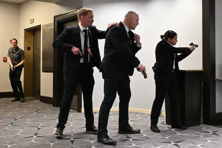 AFpost's tweet image. US Secret Service have their firearms drawn at the Washington Hilton after shots were fired at the WHCA dinner.

Follow: @AFpost