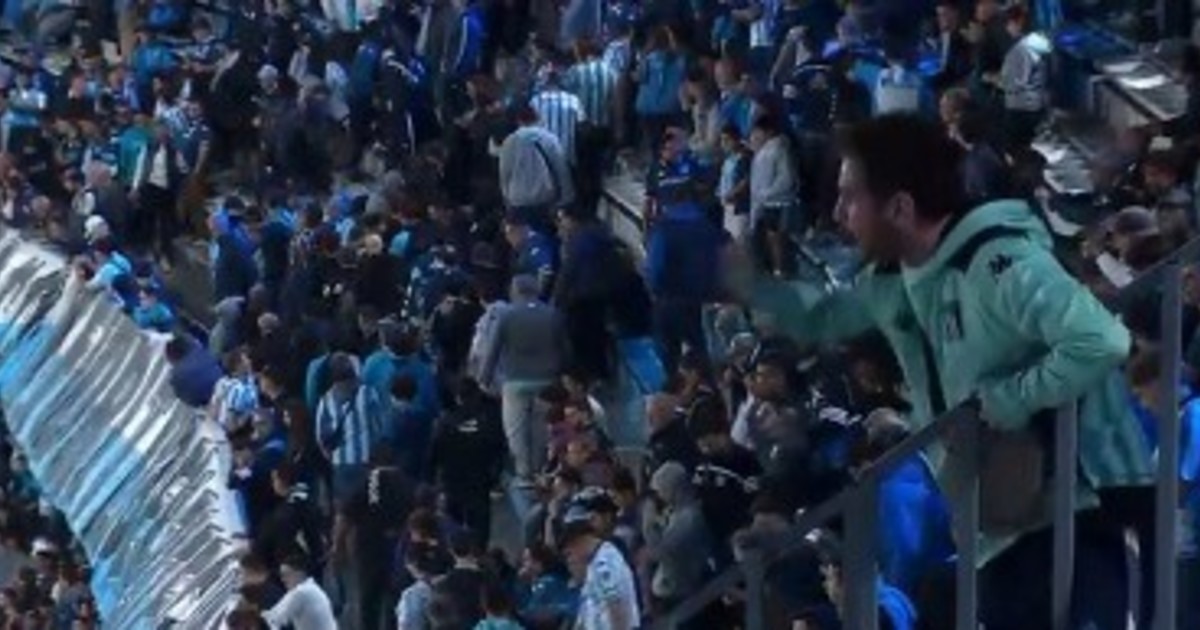 forvmsde's tweet image. Explotó el Cilindro con insultos de la gente de Racing a la dirigencia tras el empate ante Barracas: «La comisión, la comisión…» forvm.com.ar/exploto-el-cil… #Racing #Barracas #Cilindro