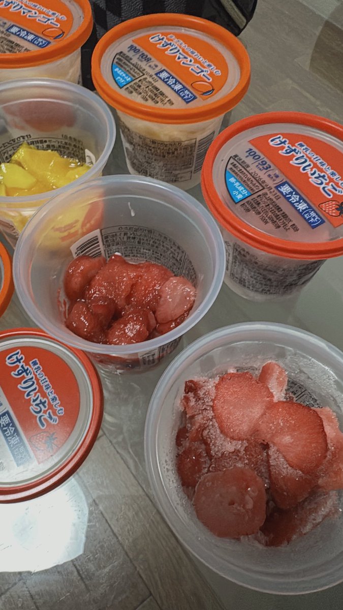 hirog0g's tweet photo. ずっと探してたセブンのけずりいちご見つけて爆買い🍓
セブン9件目でやっと発見🏪
7件目で諦めててたまたま見たらあってカゴにどか入れ🧺笑 https://t.co/VETB41aE9c