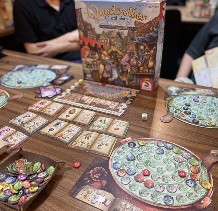 おはようございます🌞
今日のボドゲバは13時OPENです⏰
本日お昼の時間は空席残り1卓となりました🙇‍♀️⚠️
ご来店の際は事前にお電話いただけると確実です☎️💦
今日は開店から閉店まで中重量級ゲームご希望の相席卓があります！
こちらはまだご案内できますので、おひとり様でもぜひお待ちしてますー！🙆‍♀️✨