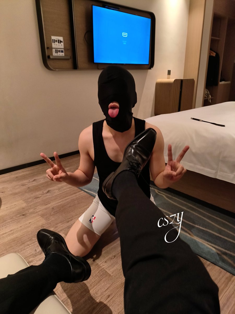 cszymaster's tweet photo. 专程过来清理主人的皮鞋，闻到主人的雄臭后秒变无脑傻🐶。 https://t.co/OJIJi5bMWr