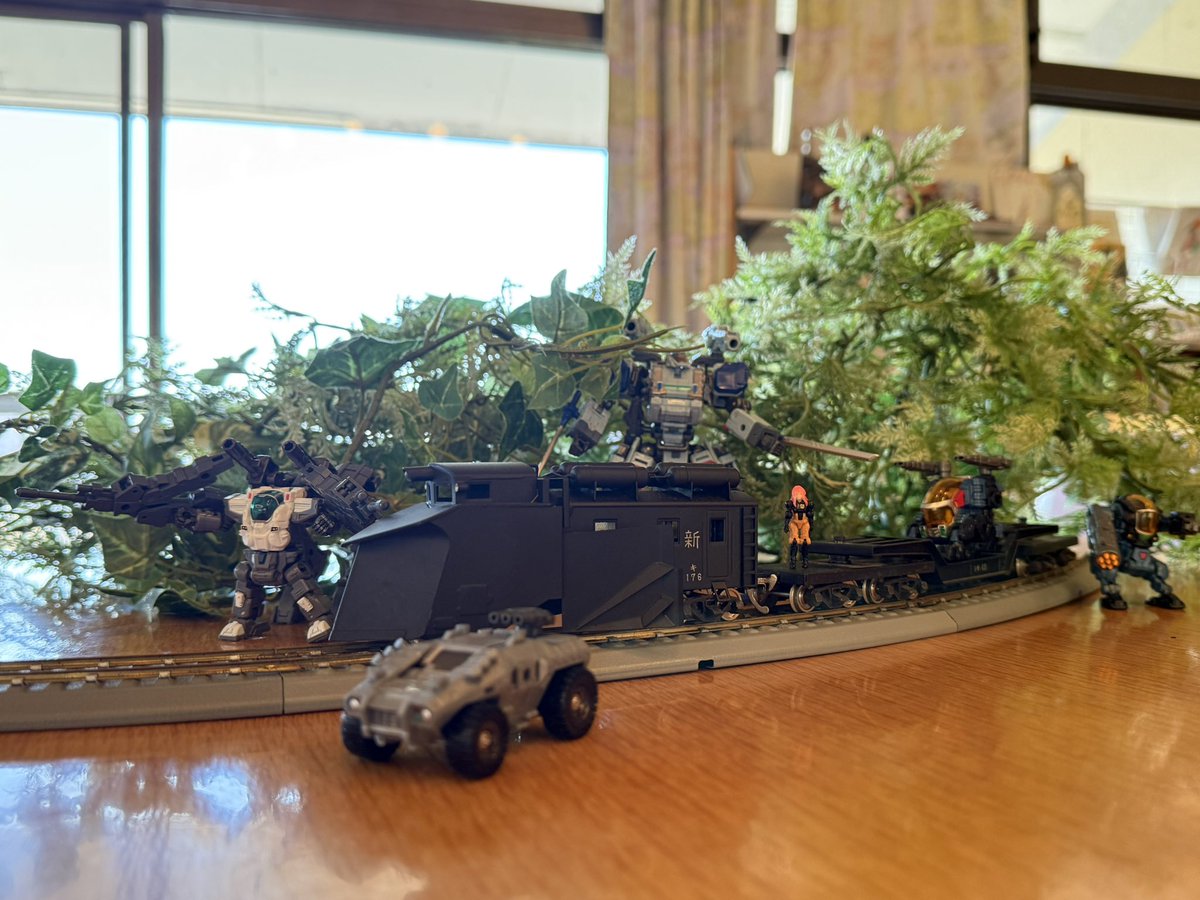 ダイアクロンがHOゲージの鉄道模型とスケール感近いことが判明し勢い任せに撮影。
元々、ラッセル車ってなんとなーく戦闘にも耐えられそうな雰囲気を感じていたので試しに組み合わせてみました。
一応、利用目的転用のためにエンジンなり駆動機関を積んでいる設定ということで（伝われ）
#ダイアクロン