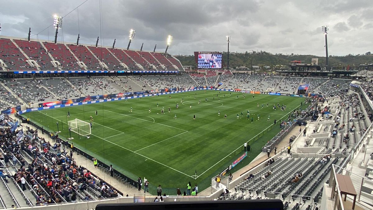 fmarkz324's tweet photo. I’ll fight anyone on this, but THESE are the perfect weather conditions for a sporting event. Bright, sunny days are overrated https://t.co/P2GoCQDoCT