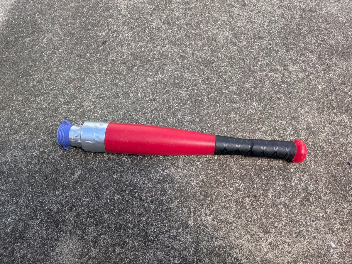 今日はボートのメンテ。
こないだスロットルの延長バー奉納してしまったので100均のバットと適当な筒を組み合わせて完成（笑）
実用的ではあるけど色のセンスが🤣