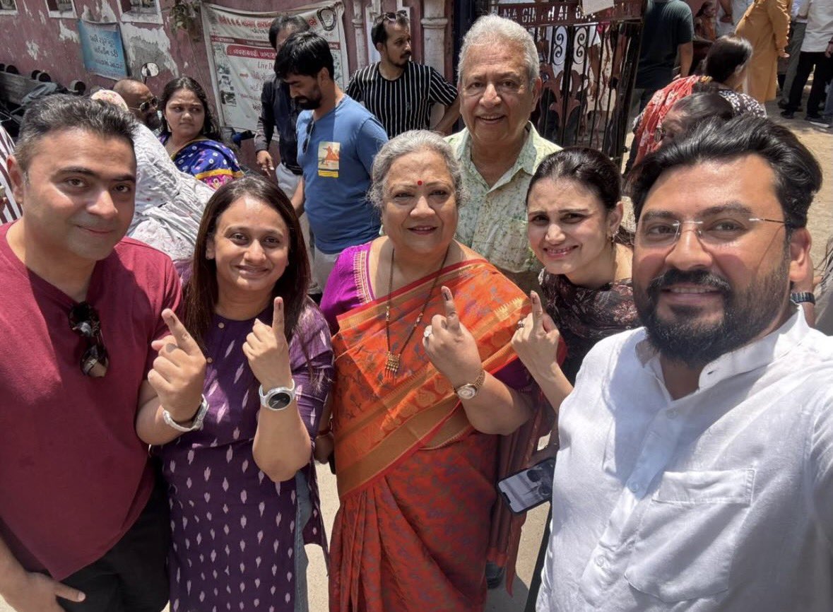 DarshanaJardosh's tweet image. Voted in Gujarat local body polls with my family today!

#Surat #Gujarat