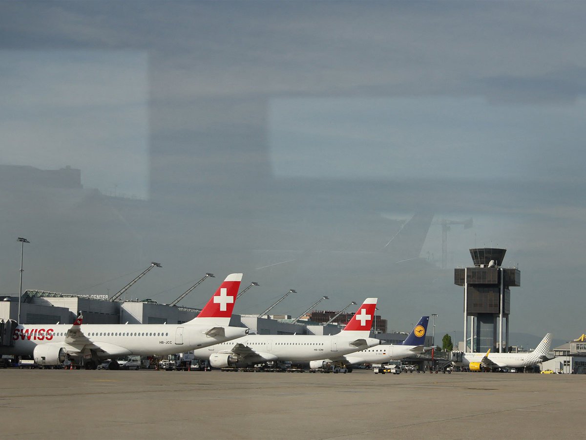 ani_digital's tweet image. Swiss airplane catches fire during takeoff, Delhi airport declares emergency; 4 injured say sources

Read @ANI Story | aninews.in/news/world/asi…
#SwissAirplane #Delhi #airport