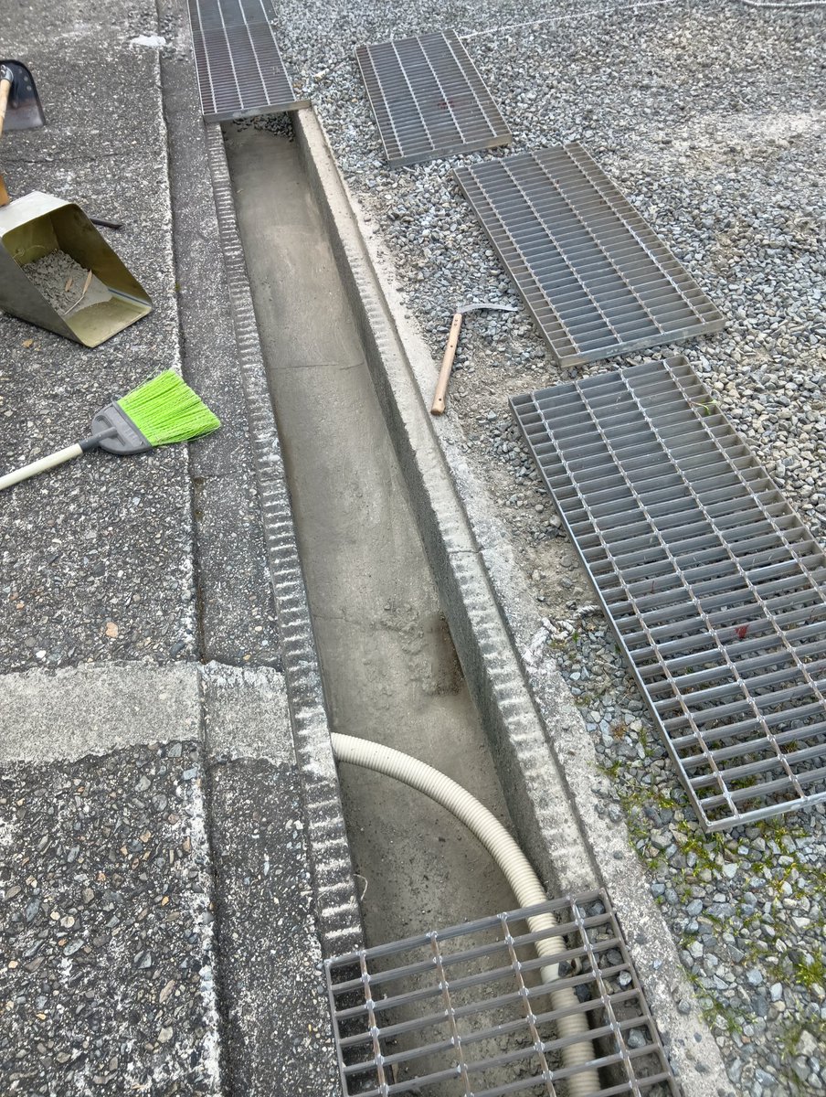 asso_garage's tweet photo. ✳✳現在の空き状況✳✳
80坪の倉庫と青空駐車場に空きがございます😊

青空駐車場溝掃除のクオリティ

#和歌山 #海南市 #貸ガレージ #月極駐車場 #貸倉庫 https://t.co/8UbvJZ2UXm
