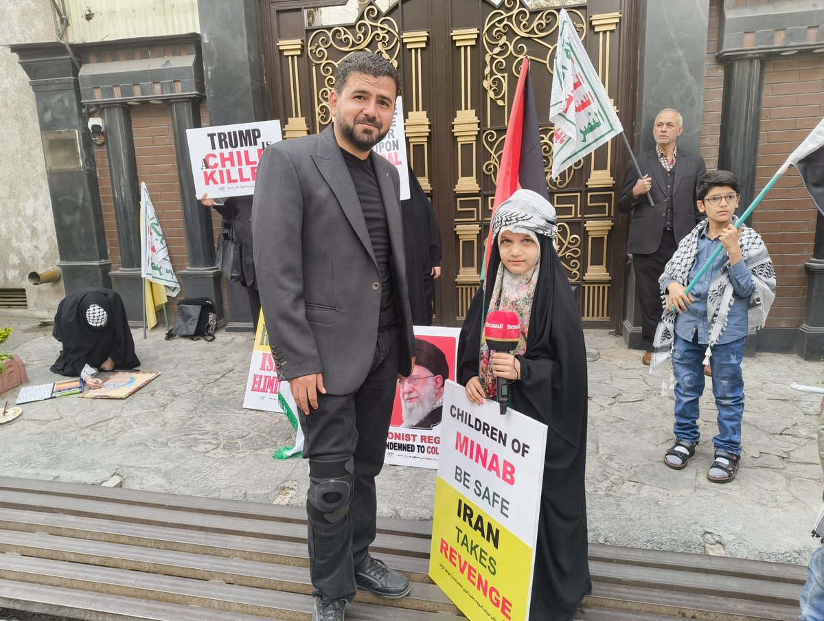 Ali_jafar_jafar's tweet photo. هذه الطفلة الإيرانية أتت إلى السفارة اليمنية في طهران لتعلن عن شكرها لموقف اليمن الداعم لأبناء الجمهورية الإسلامية الإيرانية في مواجهة العدوان الصهيوني الأمريكي https://t.co/NkbcpPiIl6