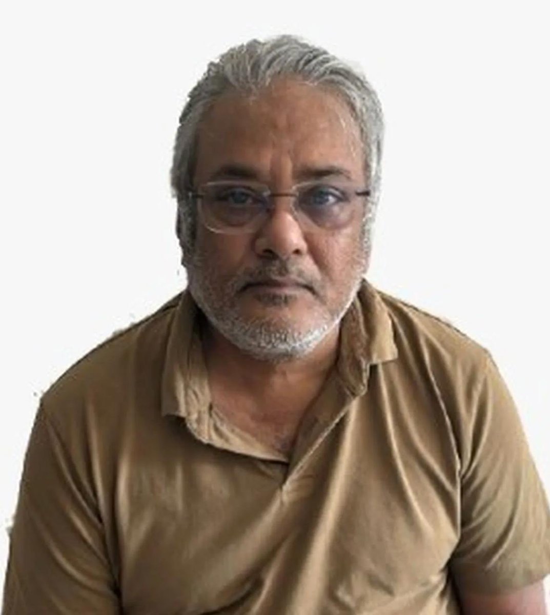 UeDemircan's tweet photo. Uluslararası uyuşturucu trafiğinin kilit ismi, Hindistan'ın en çok aranan "mephedrone baronu" Salim Dola, yaklaşık iki yıldır devam eden kaçışını İstanbul’un göbeğinde noktaladı. MİT ve İstanbul Narkotik Polisi'nin nefes kesen operasyonuyla Beylikdüzü'nde yakalanan Dola’nın paketlenmesi, küresel uyuşturucu kartellerine indirilmiş en büyük darbelerden biri. Çünkü; ülkemiz onu henüz tanımasada aslında Dola; tedarikçiden çok üretici, Hindistan eğlence dünyasını sarsacak skandallar zincirinin baş aktörüydü. En büyük planı ise lojistik hattını Türkiye üzerinden Avrupa'ya bağlamaktı. 

#salimdola #uyuşturucu #mit #sondakika #küreselbaron #kartel #beylikdüzü #hindistan #narkotik 

@TC_icisleri @mustafaciftcitr @WorldCrimeIntel @narcodiario @miaedutr @ikalin1 @EmniyetGenelmd @istanbulCBS @istanbuliljk @NSB_EGM_NARKO