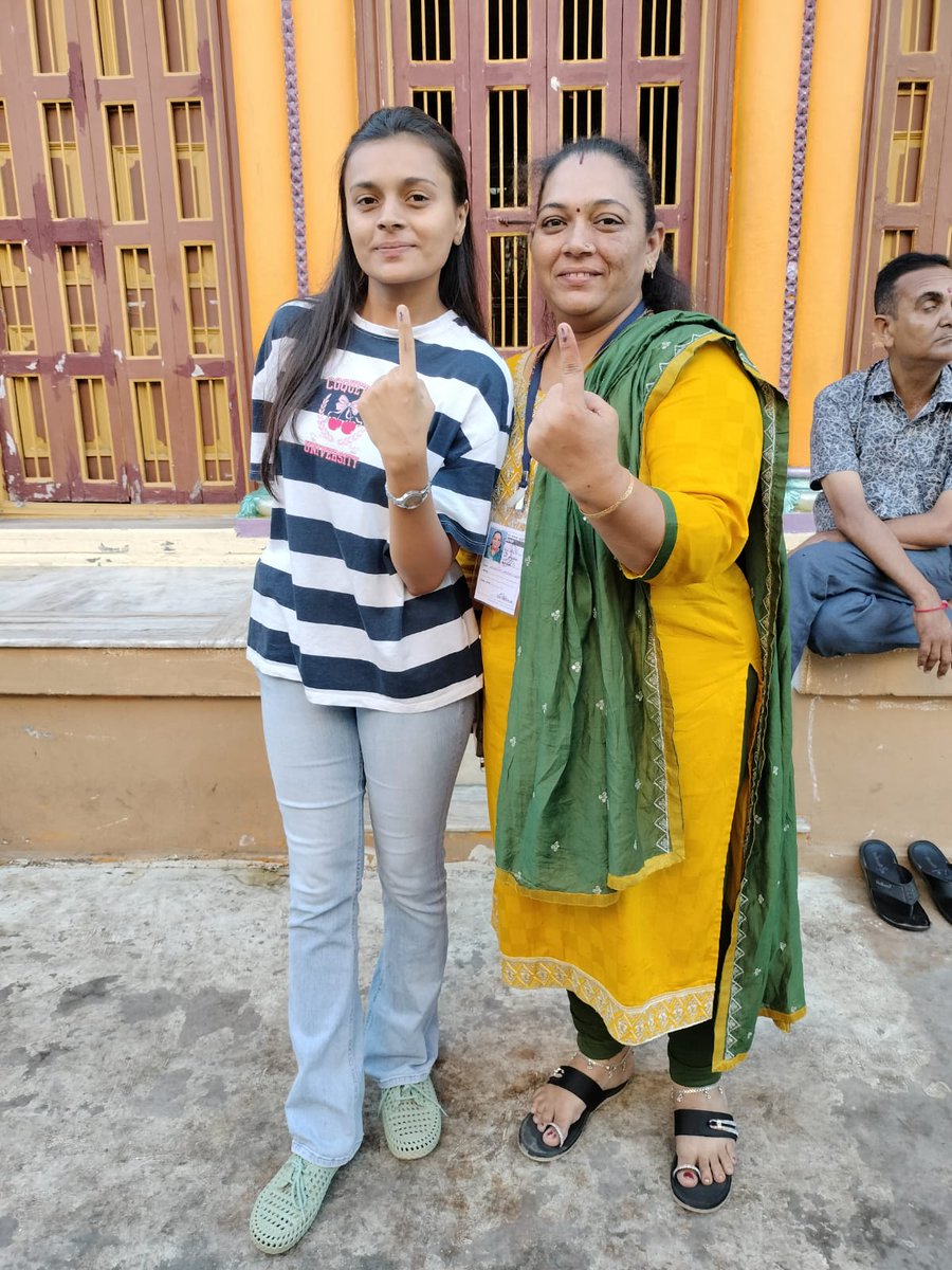 collectorkut's tweet photo. ગામ અને શહેર, ફર્સ્ટ ટાઈમ વોટર્સમાં મતદાન માટે જોવા મળ્યો અનેરો ઉત્સાહ.

 ચૂંટણી પ્રક્રિયામાં સૌપ્રથમ વખત મતદાન કરીને લોકશાહીમાં સહભાગી થવા બદલ ગૌરવ અનુભવી રહ્યા છે કચ્છના "ફર્સ્ટ ટાઈમ વોટર્સ".

#EveryVoteCounts
@SECGujarat https://t.co/qUZjClfR8F