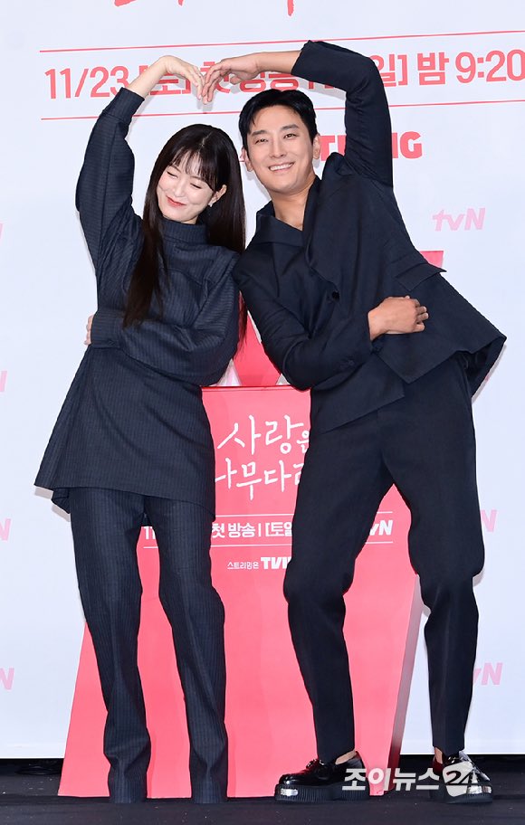 188 매너 다리 매너 수준이 아니라 그냥 사람이 한껏 꼬깃꼬깃해져서 볼 때마다 참 웃김......