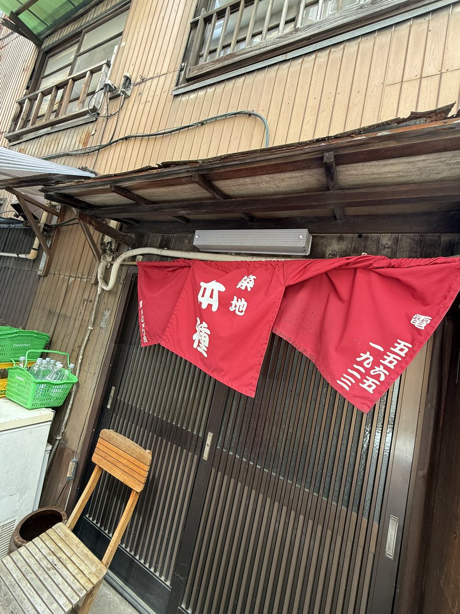 sekibilly's tweet photo. 築地裏通りの本種さん。表通りは価格がバグり過ぎるので。僕の若い頃の東南アジアみたい。
現地用とインバウンド用に価格が分かれる。日本人だから「ぼったくられてんなぁ」と昔思った記憶を思い出した。
日本人は確実に貧しくなっている。
海外の方の方が払えるお金が多くなっているということ。なんだか寂しいね。頑張られねば！
