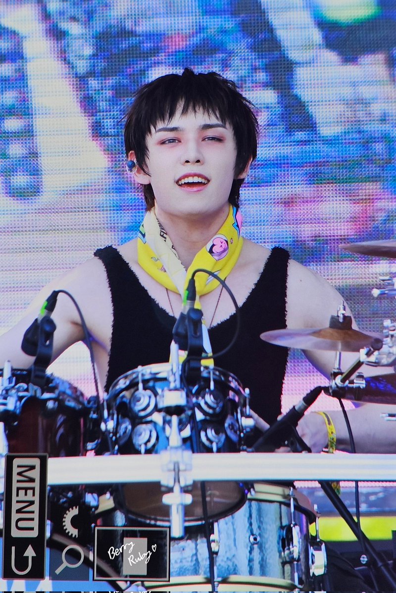 BerryRuby627's tweet image. 20260426 Awesome music festival 

#AxMxP #에이엠피 #CRU #크루