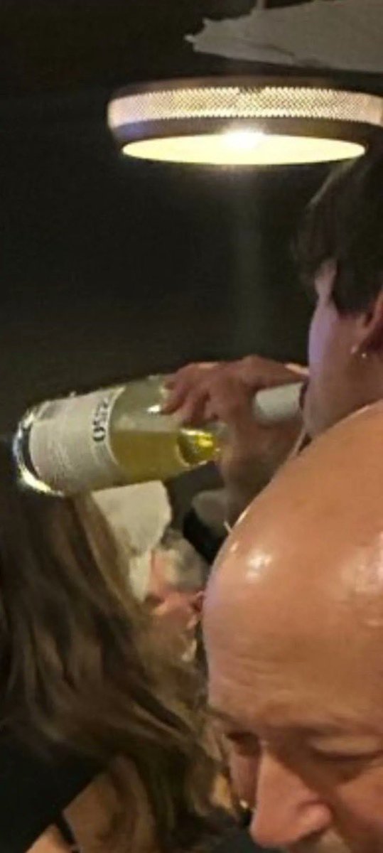 HunterKingIndia's tweet image. #DonaldTrump #WhiteHouse #SecretService 

#BreakingNews 

When people fled the White House Correspondents' Dinner shooting incident, they swiped entire bottles on their way out.

Shameless creatures from HELLHOLE 🤣