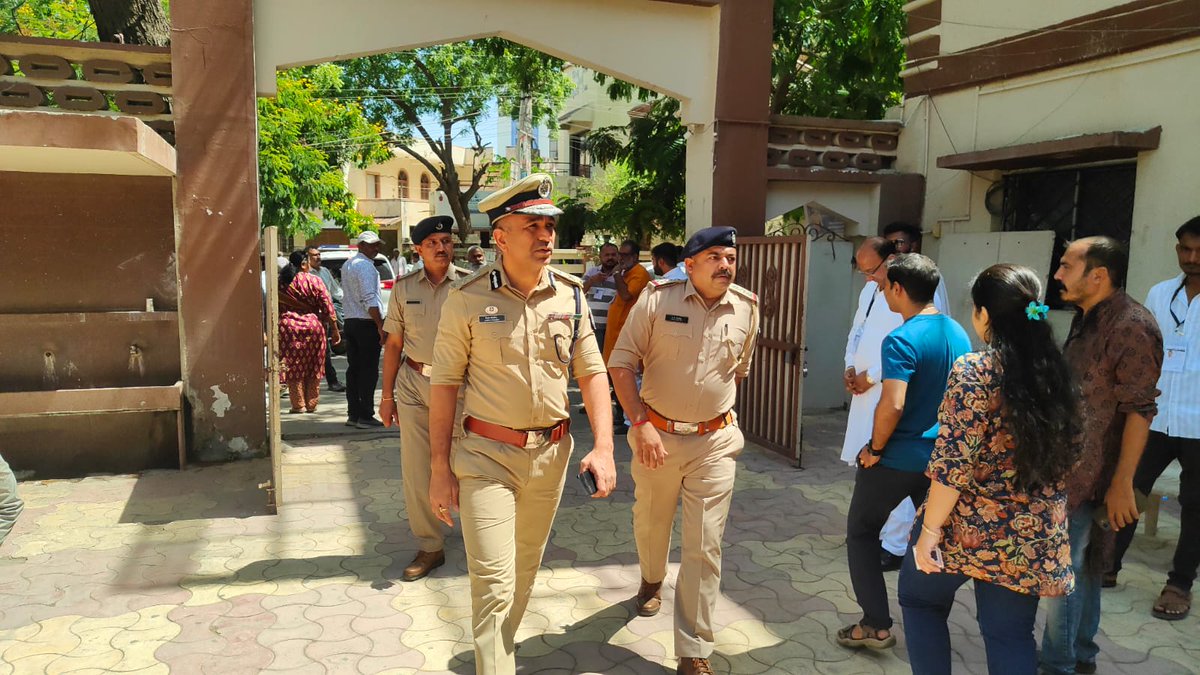 IGP_BorderRange's tweet photo. સ્થાનિક સ્વરાજ્યની ચુંટણીને ધ્યાનમાં રાખીને શ્રી ચિરાગ કોરડિયા આઈ.જી.પી. બોર્ડર રેન્‍જ દ્વારા સંવેદનશીલ મતદાન મથકોની રૂબરૂ મુલાકત લેવામાં આવી. મુલાકાત દરમિયાન સુરક્ષા વ્યવસ્થાની સમીક્ષા કરી ફરજ પર હાજર પોલીસ અધિકારીઓને જરૂરી માર્ગદર્શન આપ્યું. https://t.co/KX8IR0uCEj