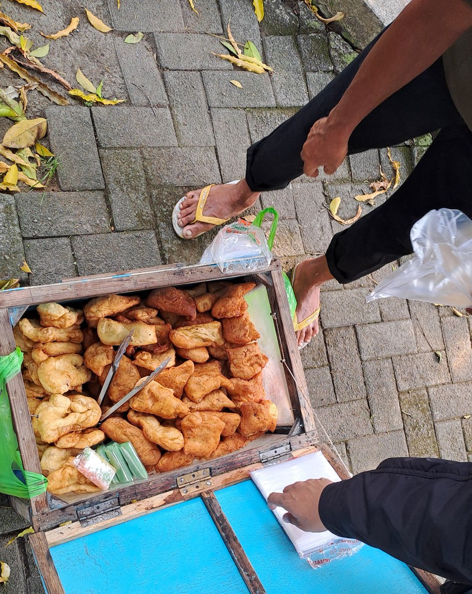 nasidaruratJogj's tweet image. Kemarin sore di daerah Puspowarno, Semarang, liat bapak² nyunggi kotak kaya gitu. mimin samperin krn penasaran, ternyata jualan Cakwe &amp;amp; Bolang-Baling.

yg bikin mimin salut sama pedagang² gini tuh kreatifitas &amp;amp; uletnya mereka :

pokonya gorengg aja, ngga punya tempat, ngga punya
