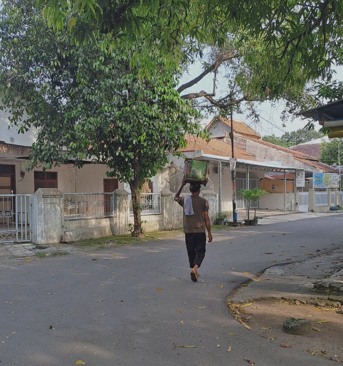 nasidaruratJogj's tweet image. Kemarin sore di daerah Puspowarno, Semarang, liat bapak² nyunggi kotak kaya gitu. mimin samperin krn penasaran, ternyata jualan Cakwe &amp;amp; Bolang-Baling.

yg bikin mimin salut sama pedagang² gini tuh kreatifitas &amp;amp; uletnya mereka :

pokonya gorengg aja, ngga punya tempat, ngga punya