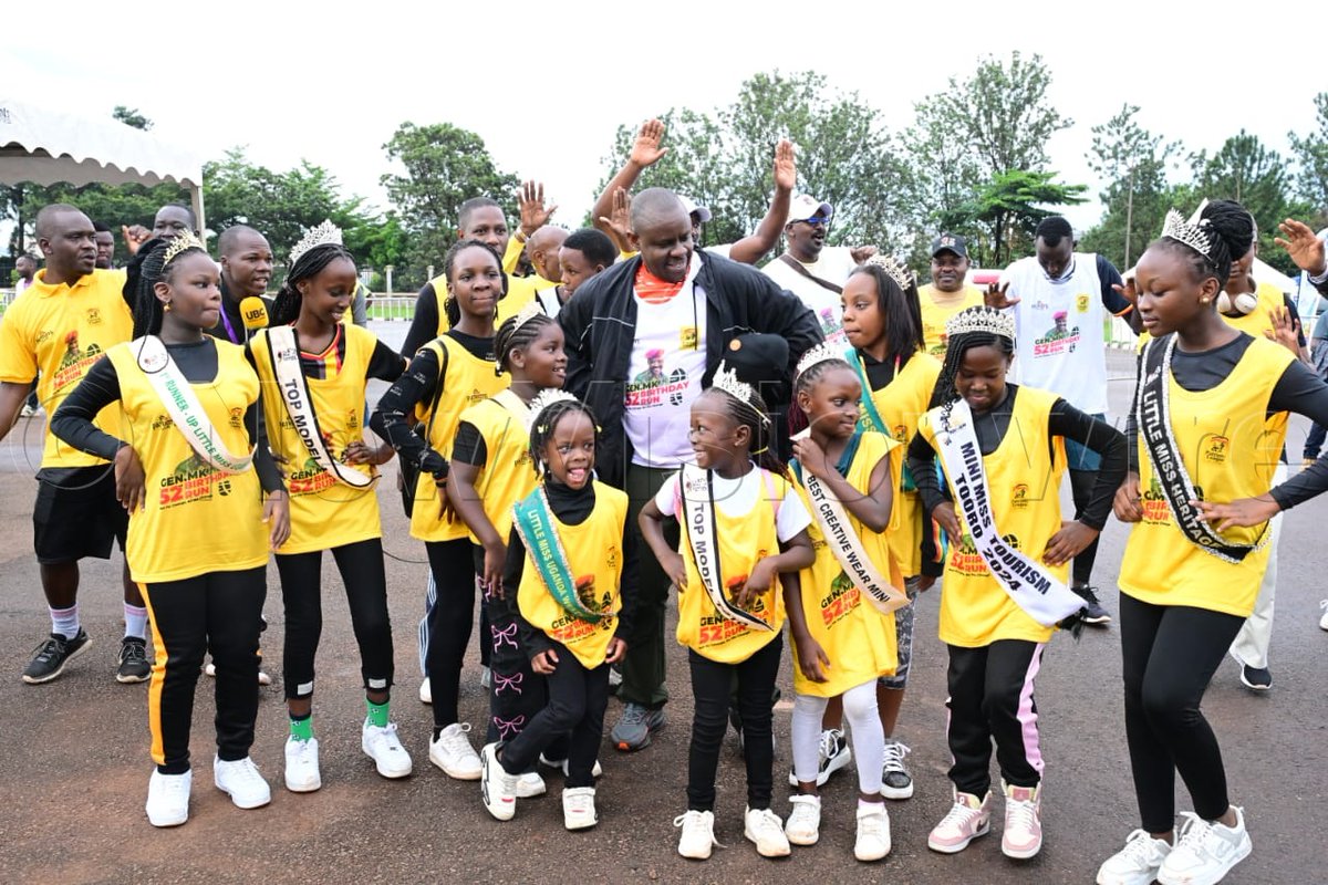 newvisionwire's tweet photo. Little Miss Tourism with Hon. Minister of State for Youth and Children Affairs @BalaamBarugahar posing for a photo at Kololo Ceremonial Grounds for the #GenMKBirthdayRun.
#MKat52
@DaudiKabanda
@mkainerugab
@DirectoratePlu
📷Eddie Ssejjoba https://t.co/Y64D6I5Xvk