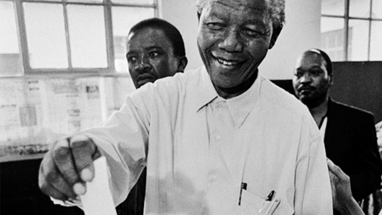 mariobianchi18's tweet image. Il #26aprile 1994 il #Sudafrica tiene le sue prime elezioni libere, votano anche uomini e donne nere. L’African National Congress di #Mandela ottiene 12 mln di voti, oltre il 62%. Il National Party, il partito dei bianchi, arriva secondo, con poco meno di 4 mln di voti, il 21%.