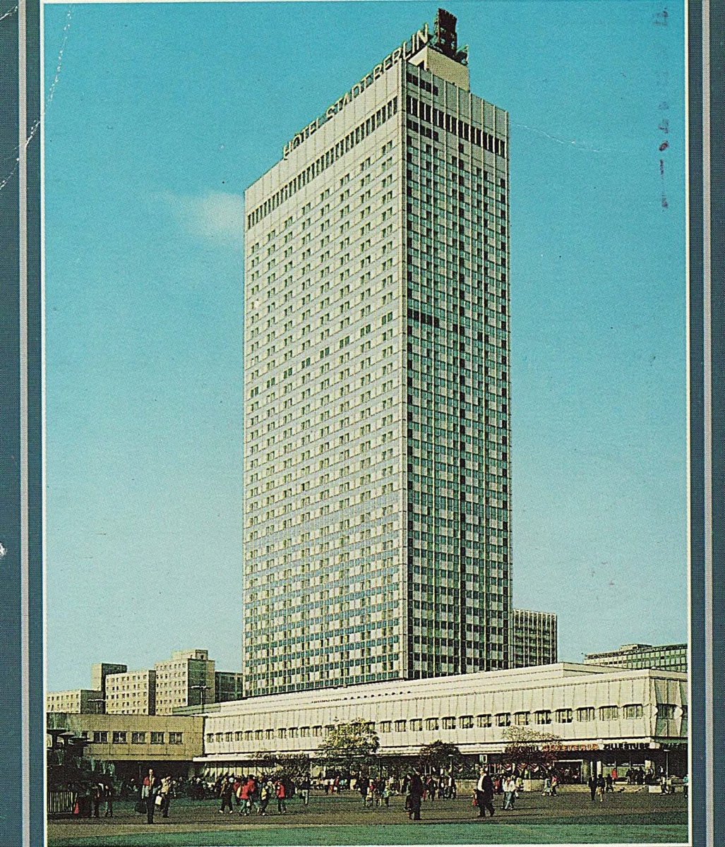 archistar1's tweet image. Interhotel Stadt Berlin (now Park Inn by Radisson)
Alexanderstraße 7 (formerly Alexanderplatz 5)
Berlino 🇩🇪
Costruito 1967-70,
Rinnovato 2005,
#architects Roland Korn, Heinz Scharlipp, Hans-Erich Bogatzk
#modernismosocialista