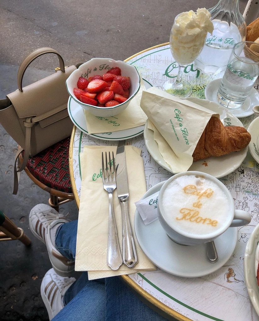 travelgirl_love's tweet photo. 📍☕️🇫🇷 Café de Flore（フランス・パリ）

パリで有名な老舗カフェ。
クロワッサンとホットチョコレートが定番で、優雅な朝時間が過ごせる🥐

テラス席はまるで映画のワンシーンみたいな雰囲気。
パリ来たら一度は行きたい定番スポット✨ https://t.co/xp8rN8SXRe