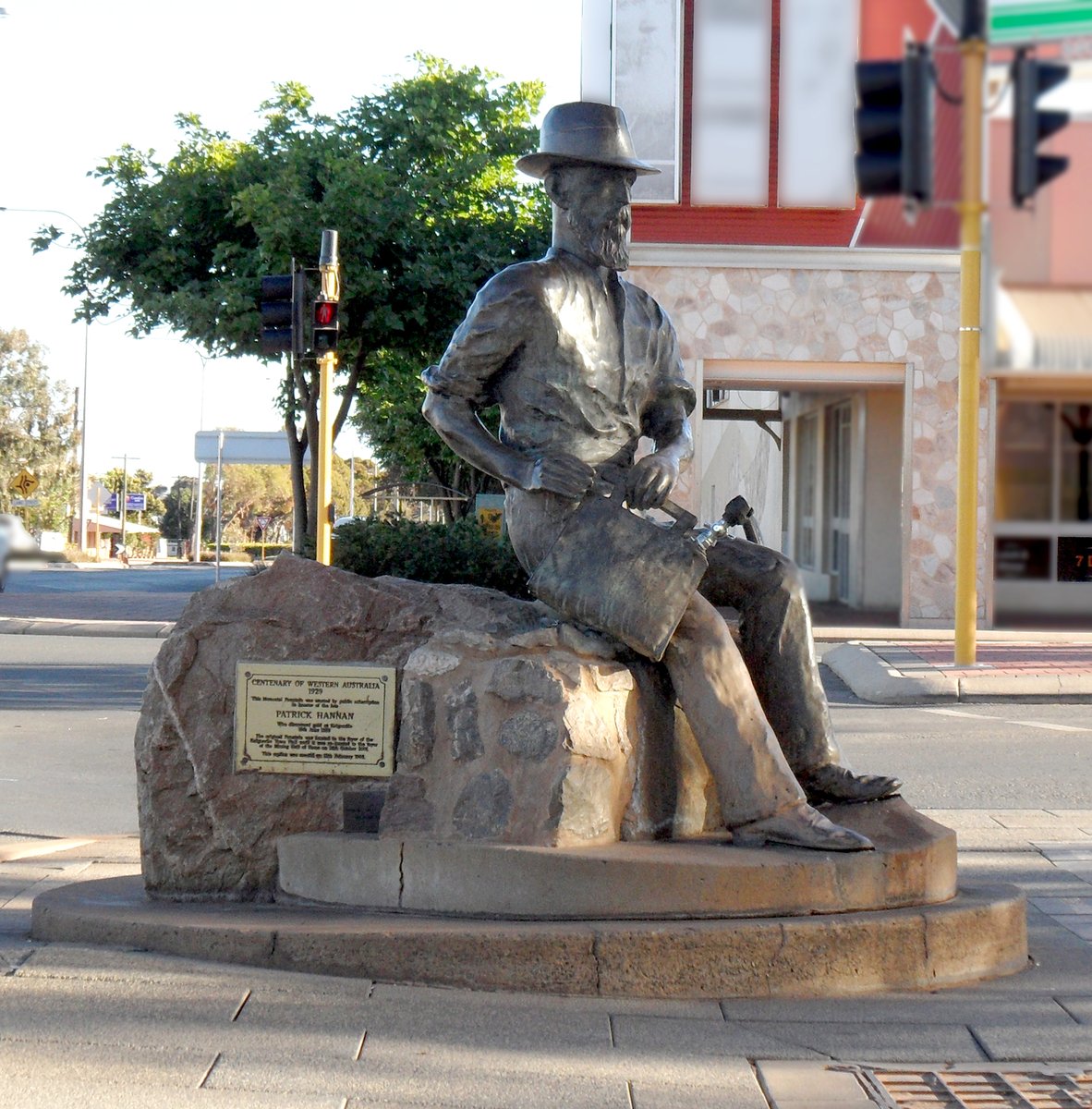lorraineelizab6's tweet image. Paddy Hannan (baptised 26 April 1840 #Quin #Clare-4 Nov 1925 Melbourne). Gold prospector; 14 June 1893 discovery set off major gold rush in the area now known as Kalgoorlie-Boulder in W Australia! 'The Golden Mile' is the richest square mile in the world! en.wikipedia.org/wiki/Paddy_Han…