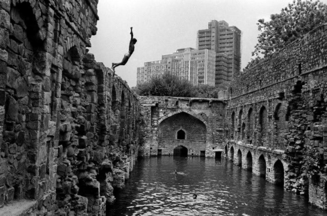 appadappajappa's tweet photo. Diving into Ugrasen Ki Baoli

Captured by Raghu Rai, 1971 https://t.co/UReWDm9N88