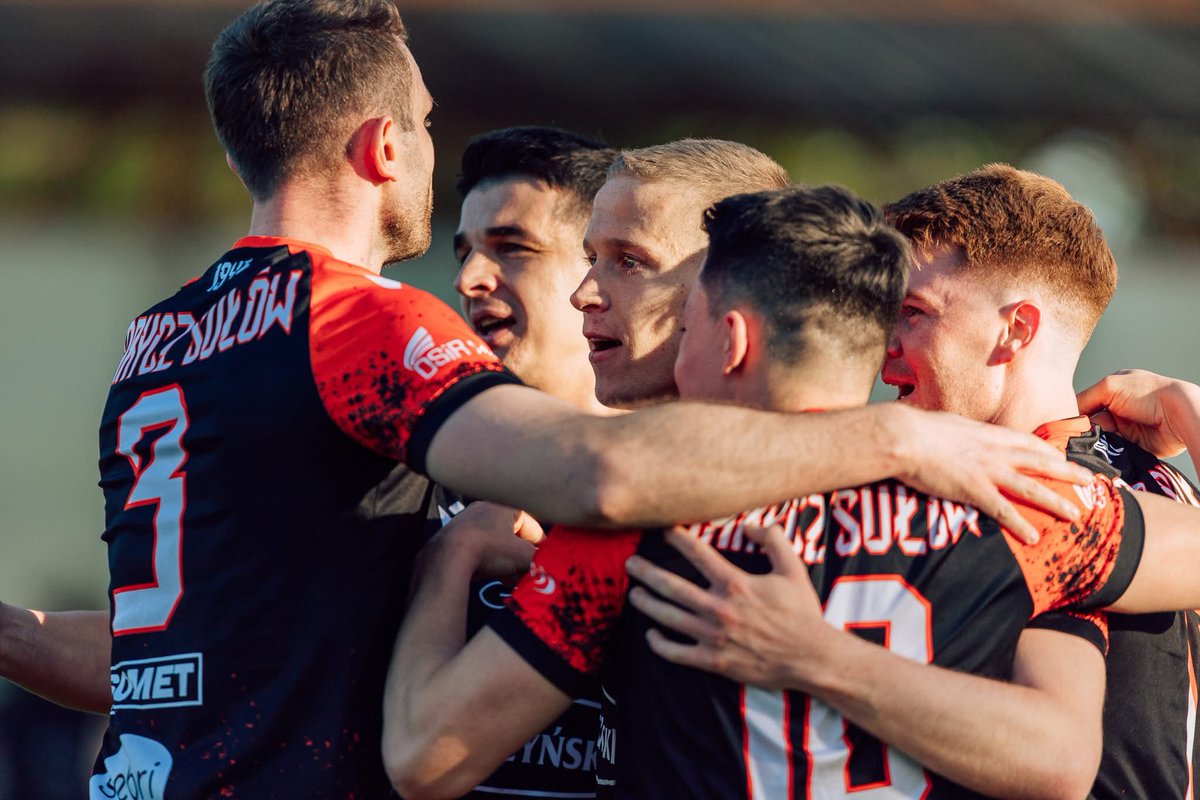 CzajkowskiLuke's tweet photo. ⚽🏆 Barycz Sułów z historycznym awansem

To już pewne — LKS Barycz Sułów  melduje się w Betclic 3 Lidze 🔥👏
Dzisiejsze zwycięstwo 3:2 nad MLKS Polonia Środa Śląska  w ramach 27. kolejki sprawia, że zespół z Sułowa zapewnia sobie bezpieczną przewagę i może świętować awans na siedem kolejek przed końcem sezonu! 💪

To ogromny sukces klubu, sztabu i całej lokalnej społeczności, która od początku sezonu mogła oglądać drużynę prezentującą równą, skuteczną i przede wszystkim zwycięską piłkę.

Przed Baryczą jeszcze kilka spotkań do zakończenia rozgrywek, ale już dziś można powiedzieć jasno — cel został osiągnięty.

Gratulacje! 👏⚽

@DolZPN #BaryczSułów #Awans #Betclic3Liga @Dolny_Slask #PiłkaNożna ⚽🏆