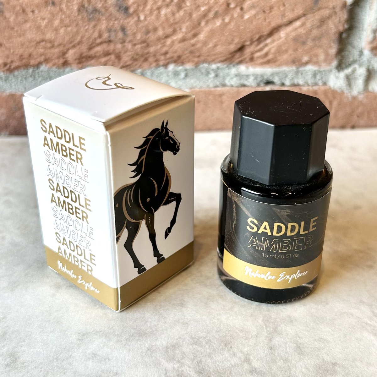 【通販出品のお知らせ】

BASEで取り扱いを開始しました！

◆限定品／ナーヴァル万年筆
「ペンオブザイヤー ホース2026」
字幅：F
ボトルインク付き

税込49,500円

テーマは「午年」

黒と金の模様が重厚感を生み出し、
リング部分には馬のモチーフが
刻印されています🐎

penne19.base.shop/categories/622…