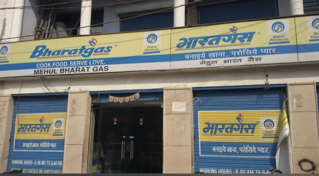 नोएडा: 'मेहुल भारत गैस एजेंसी' (सेक्टर-5, हरौला) में कालाबाजारी का खेल!

 21 अप्रैल को गैस सिलेंडर की बुकिंग कराई, लेकिन डिलीवरी देने से साफ इनकार कर दिया गया। एजेंसी के कर्मचारी 'रवि शंकर' फर्जी कारण बताकर टाल रहे हैं, जबकि सिलेंडरों को ऊंचे दामों पर ब्लैक में बेचा जा रहा है।