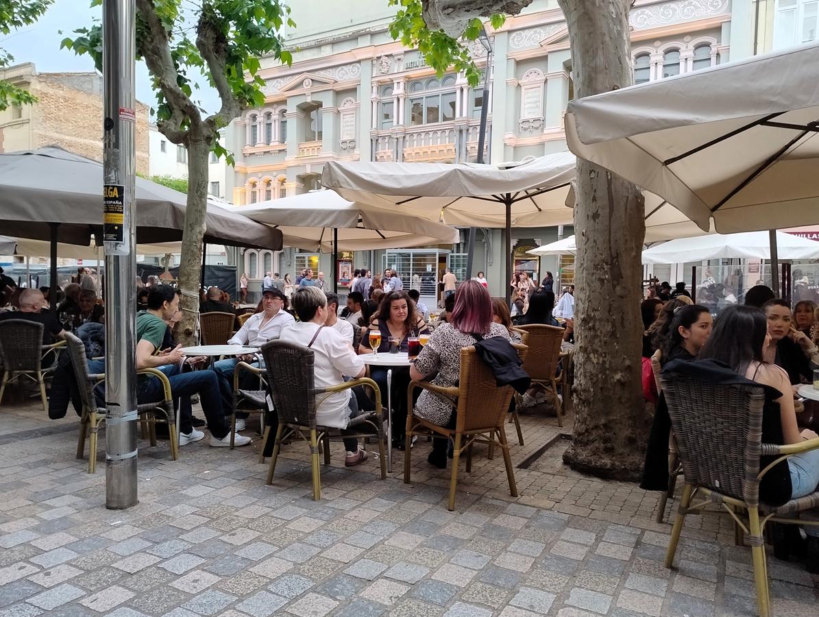 ADHalliwell's tweet image. Out on the town last night in #Logroño.
The stag and hen do's are back, with the warmer weather, but there's also plenty of civilised café culture and a massive range of #wine and #tapas bars to try. Something for everyone.