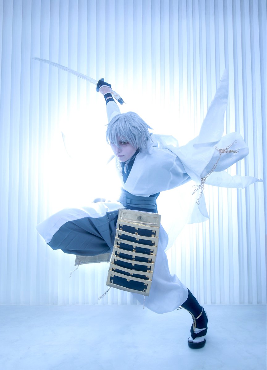 【cos/刀】

　ー真白の服に　
　　　赤を浴びとも
　　　　　　　鶴鳴き渡るー

-----------------------------
鶴丸国永…杏仁とーこ
📷…三脚
