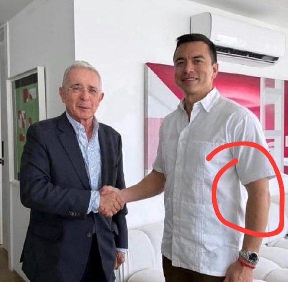 #Mijines me acaban de informar que la foto de los presidentes <a href="/DanielNoboaOk/">Daniel Noboa Azin</a> y <a href="/AlvaroUribeVel/">Álvaro Uribe Vélez</a> si es real, lo que pasa es que Daniel Noboa se hizo los #Tatuajes con la misma TINTA INVISIBLE que ganó las elecciones y que se borra.
Siganme Mijines para tenerlos bien informados 🤗