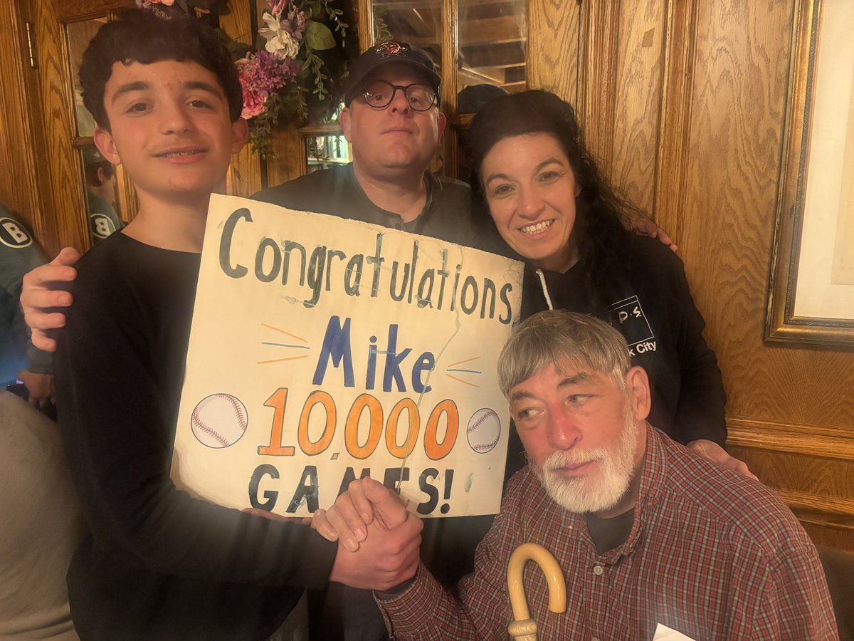 KingcougarMike's tweet image. I’m stuck @ 9️⃣9️⃣9️⃣9️⃣ because my #LGM GOT POSTPONED TODAY but having a blast at #DonavansPub with Mi Familia 10K will happen tomorrow