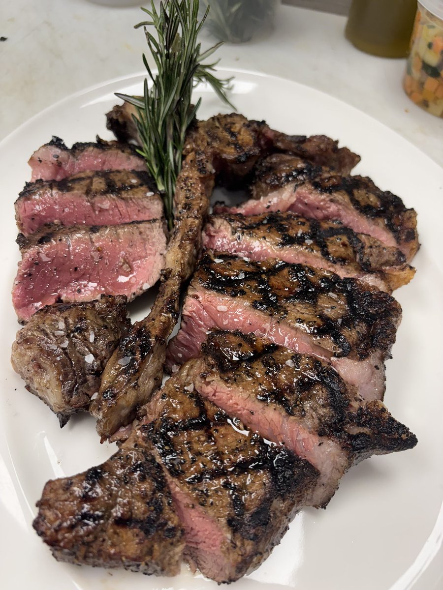 __Sl33pyy__'s tweet image. You all know me I suppose or are learning about me for my love for pharah, however I also have a passion for cooking :) I’m happy to have my career in food. Anyway this was just a excuse to post my cooking

#cooking #chef