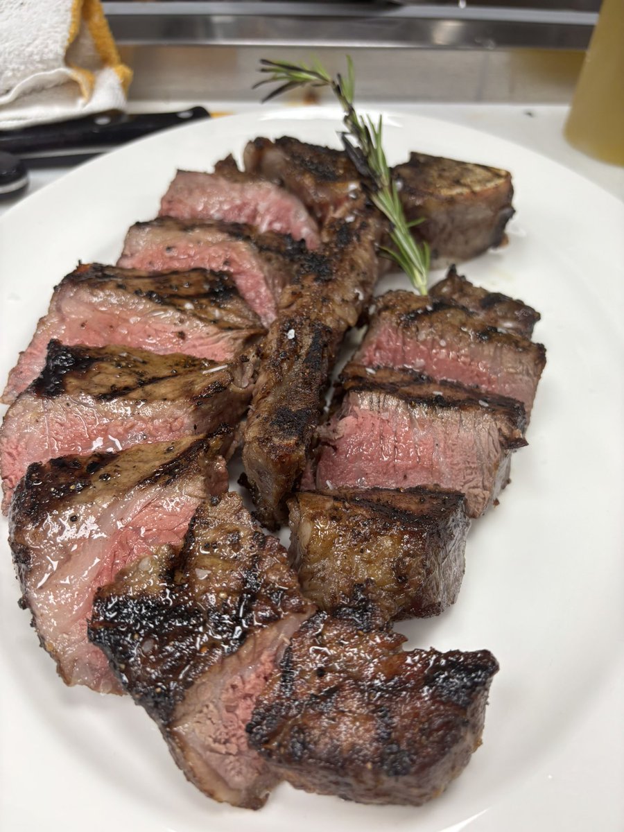 __Sl33pyy__'s tweet image. You all know me I suppose or are learning about me for my love for pharah, however I also have a passion for cooking :) I’m happy to have my career in food. Anyway this was just a excuse to post my cooking

#cooking #chef