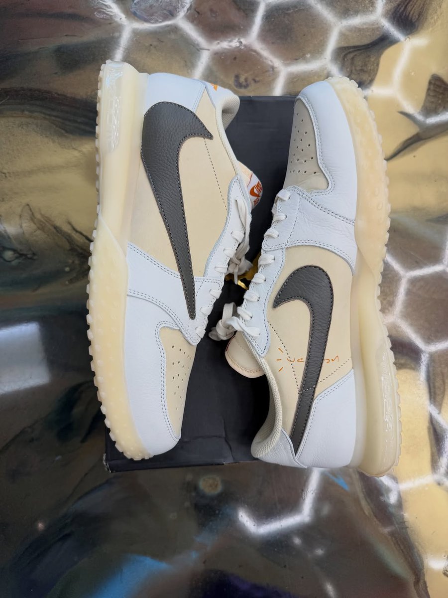 JustFreshKicks tweet media