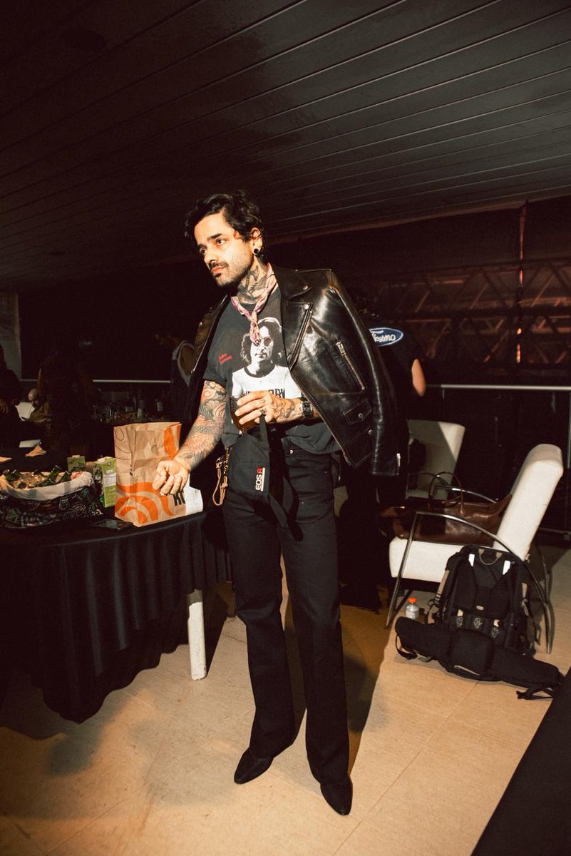 lucasfresno's tweet photo. pre show https://t.co/gnCSL701U6